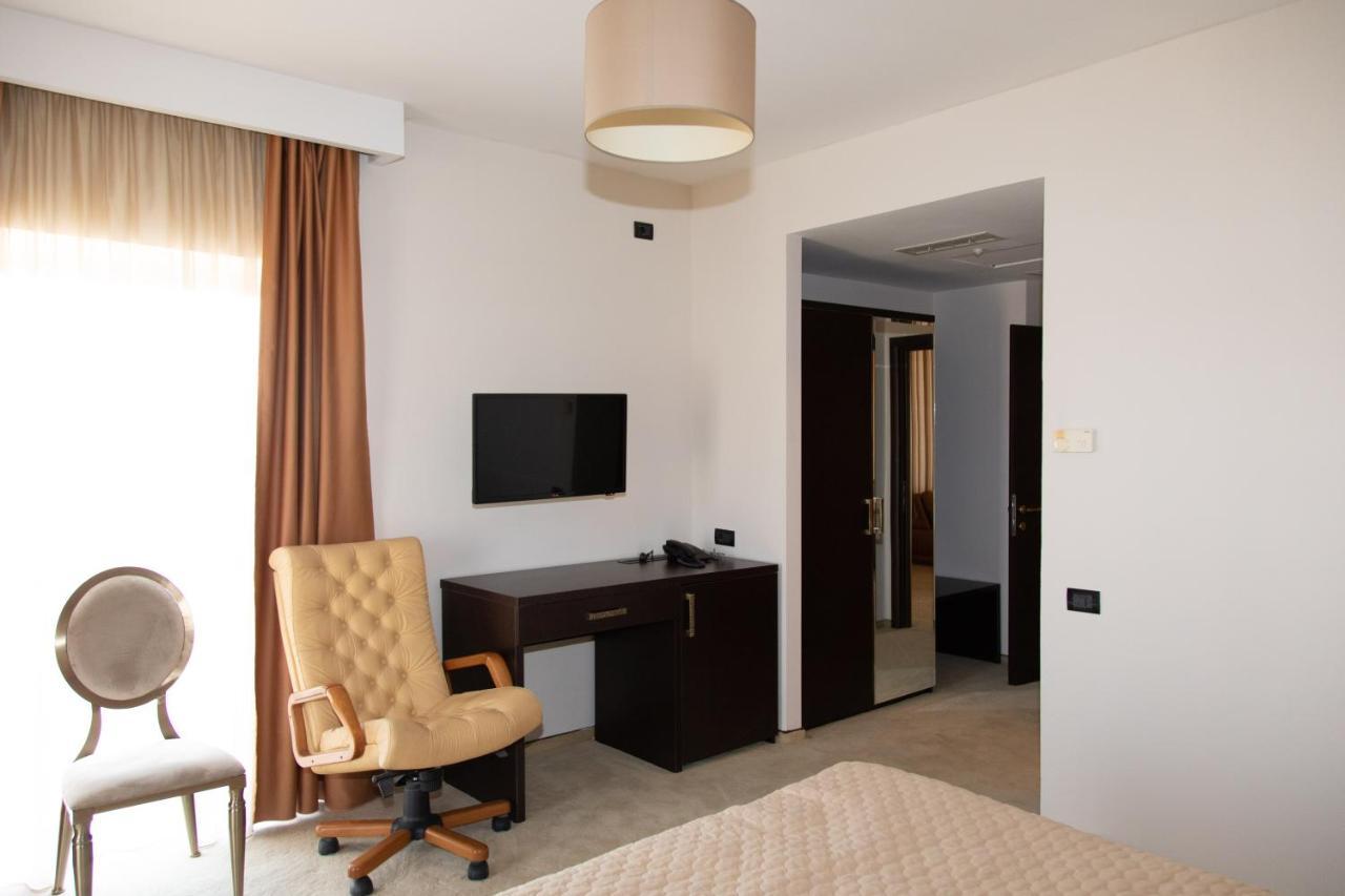 Hotel Palace Severin โดรเบตา-ตูร์นู เซเวริน ภายนอก รูปภาพ